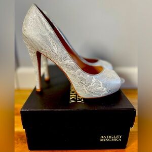 Badgley Mischka Womens Humbie VI White Silver Peep-toe Formal Pumps